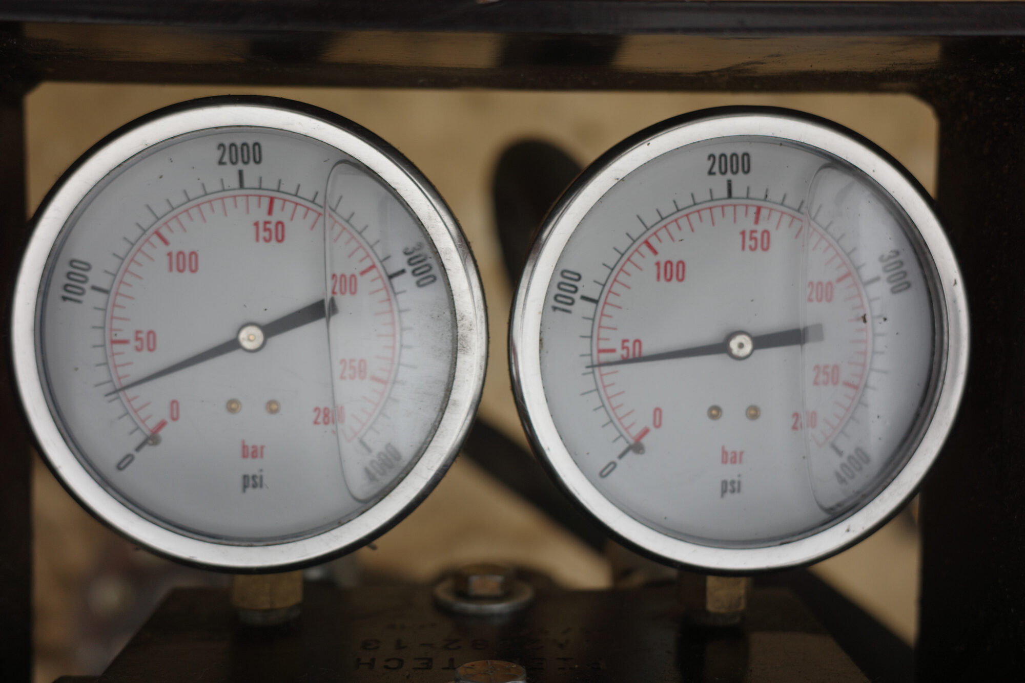 Hydraulic pressure gauges on the pier drive head